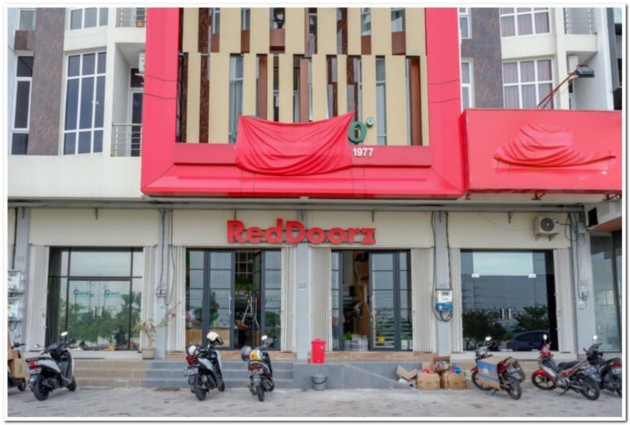 Reddoorz Plus @ Madukoro Raya Semarang Eksteriør bilde