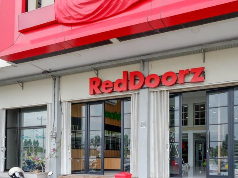 Reddoorz Plus @ Madukoro Raya Semarang Eksteriør bilde